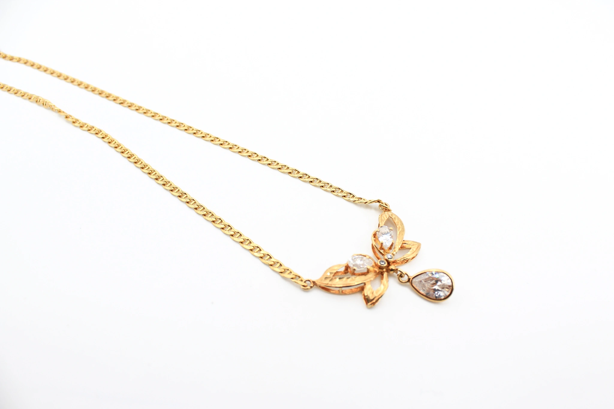 Gargantilla de oro de 18k con mariposa y circonitas — vista alternativa