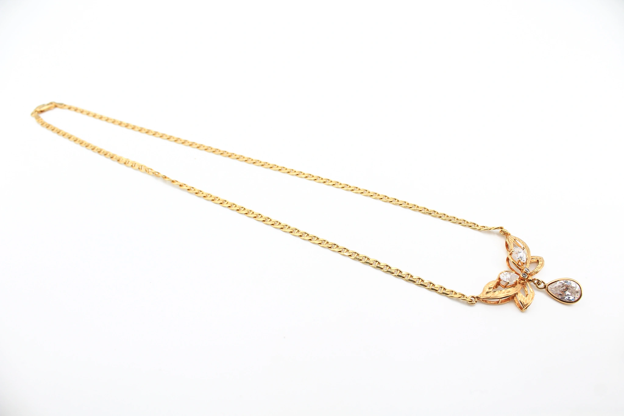 Gargantilla de oro de 18k con mariposa y circonitas — foto 3