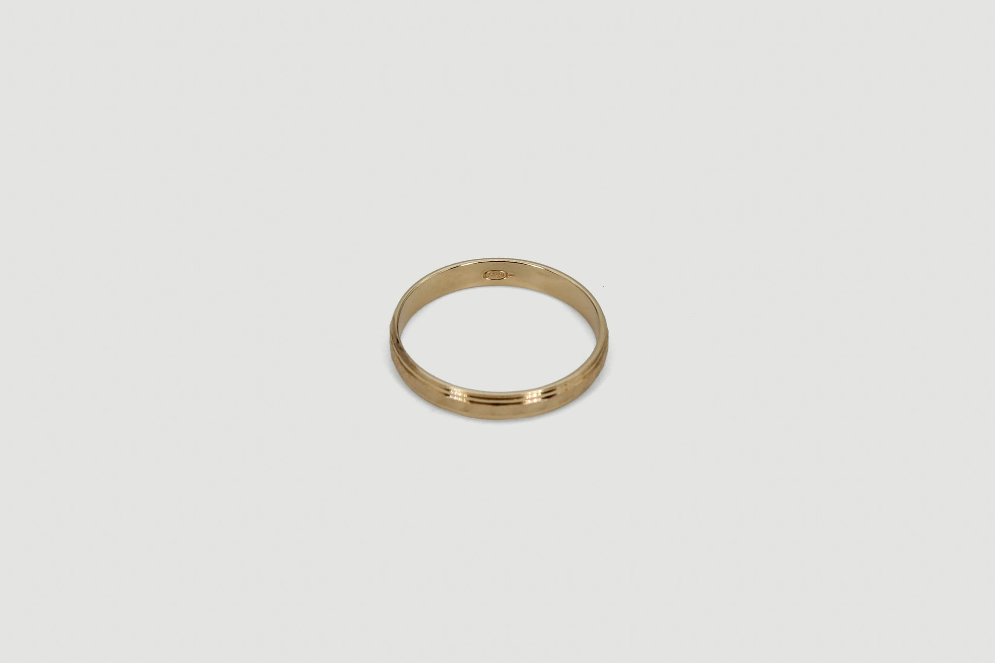 Alianza de oro de 18k — vista alternativa