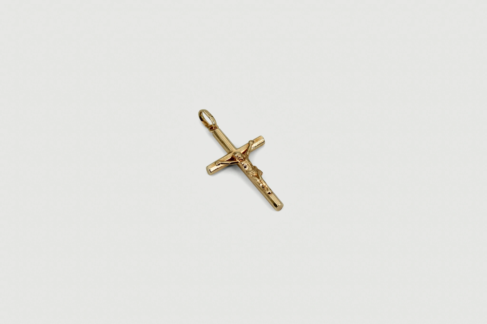 Cruz de oro de 18k con Cristo crucificado