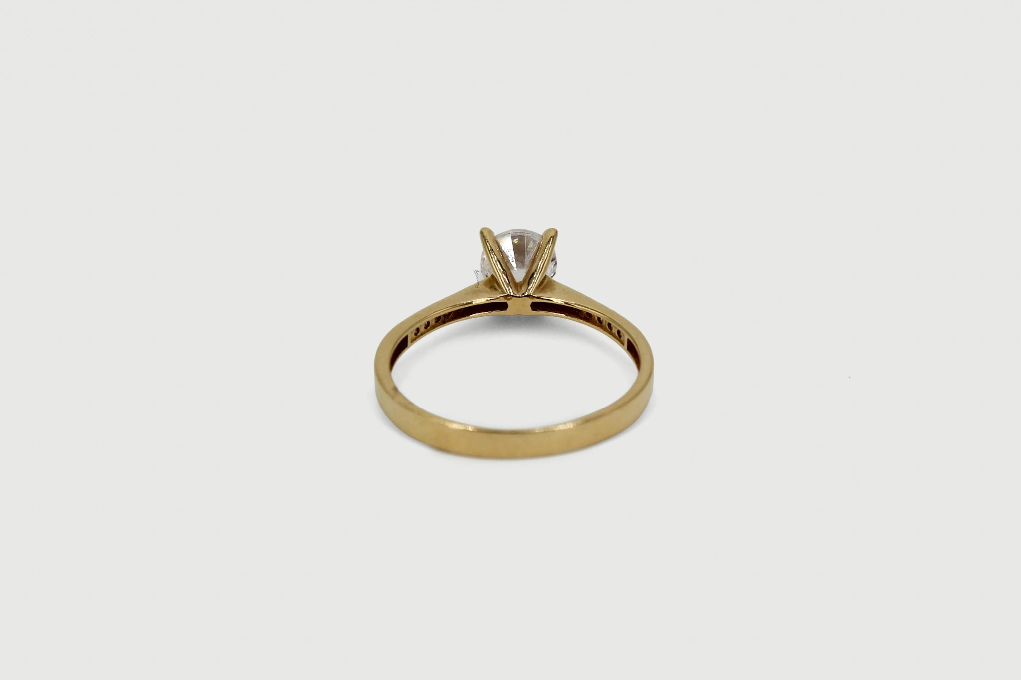 Solitario de oro de 18k con circonitas — vista alternativa