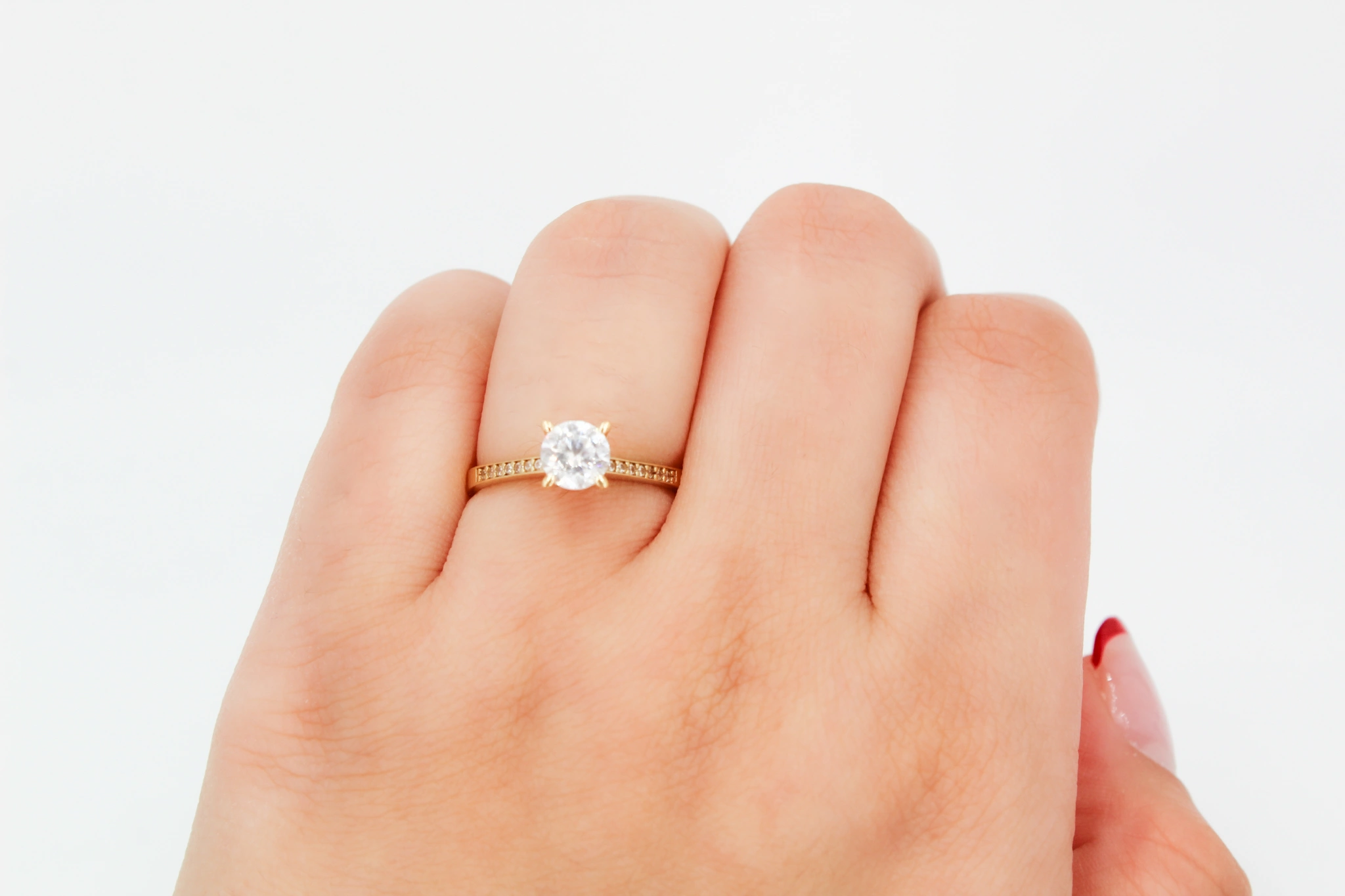 Solitario de oro de 18k con circonitas — foto 3