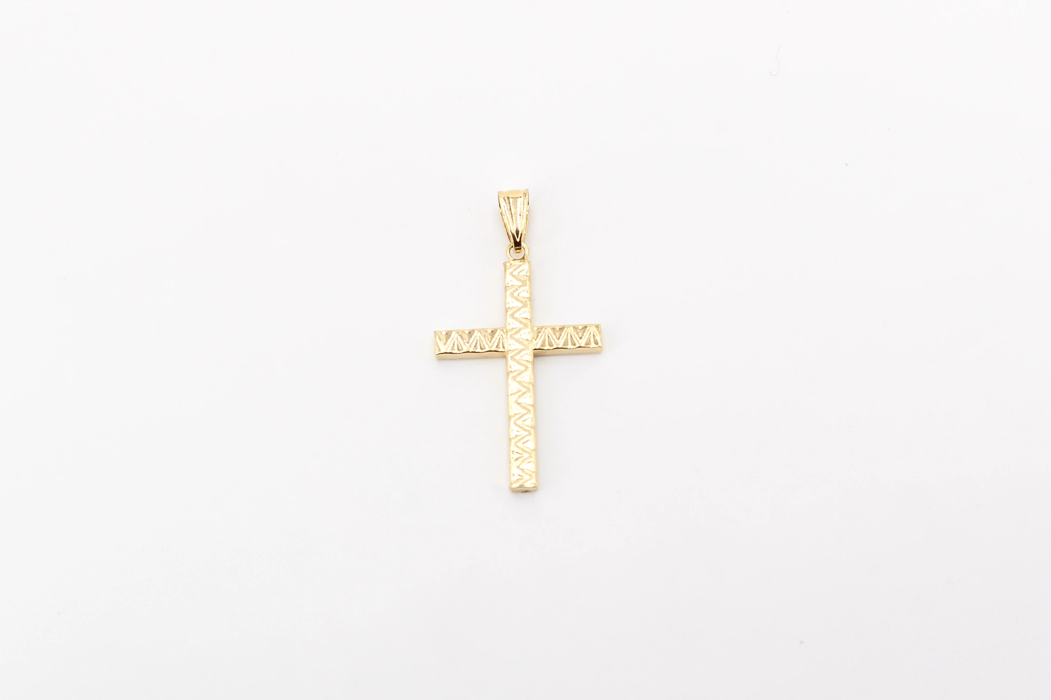 Cruz de oro de 18k texturizada — foto 3