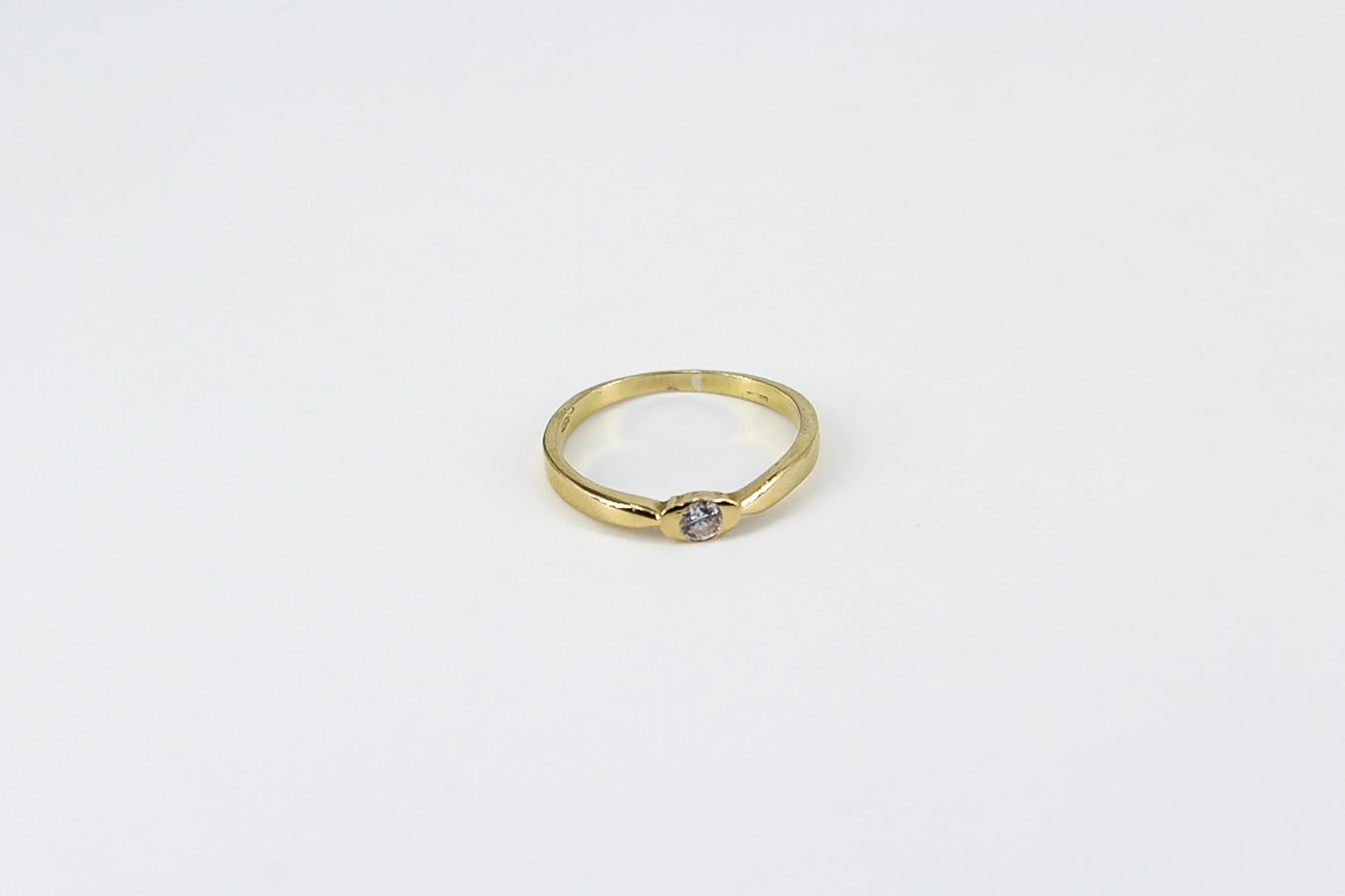 Solitario de oro de 18k con circonita