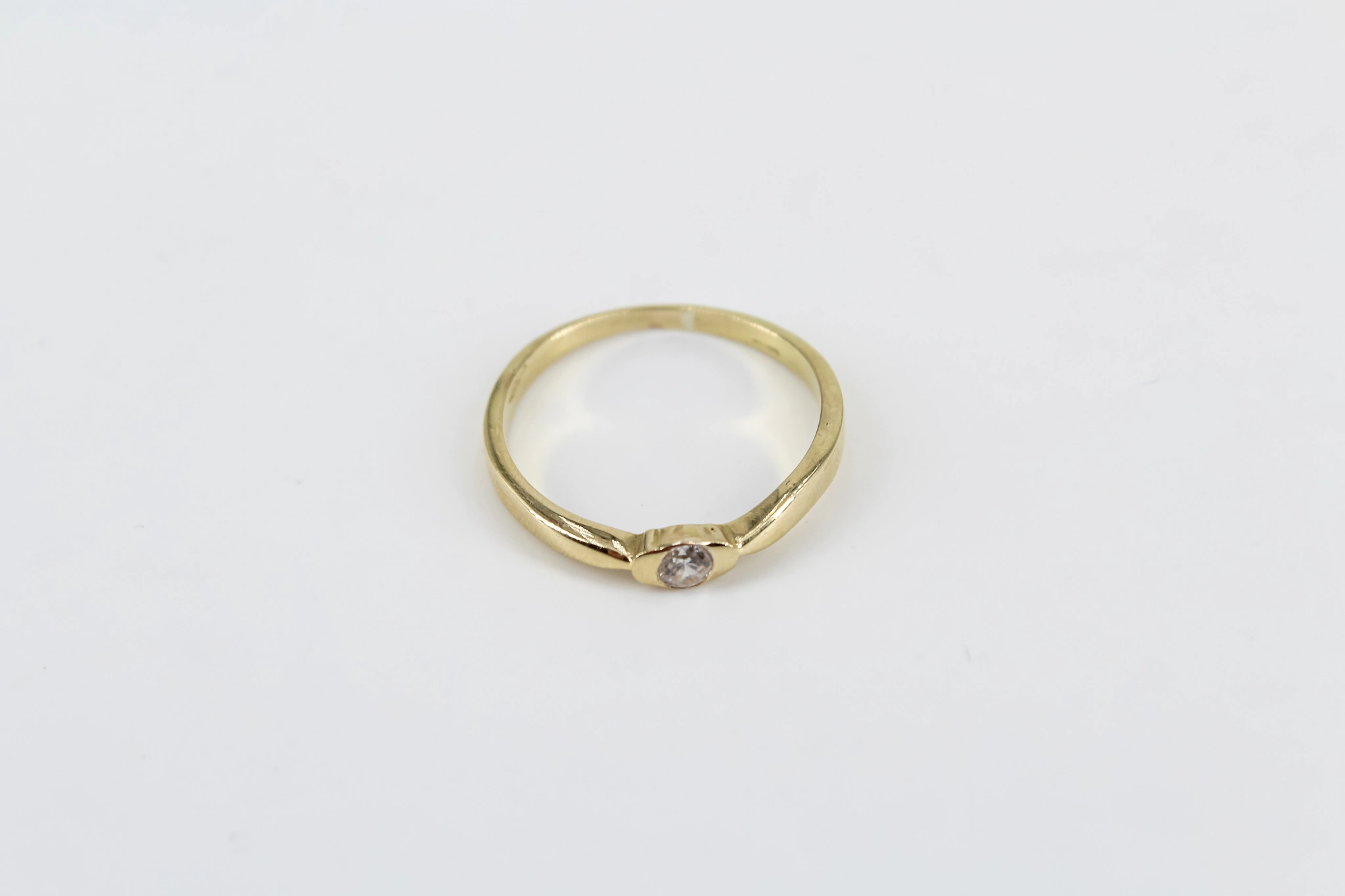 Solitario de oro de 18k con circonita — vista alternativa