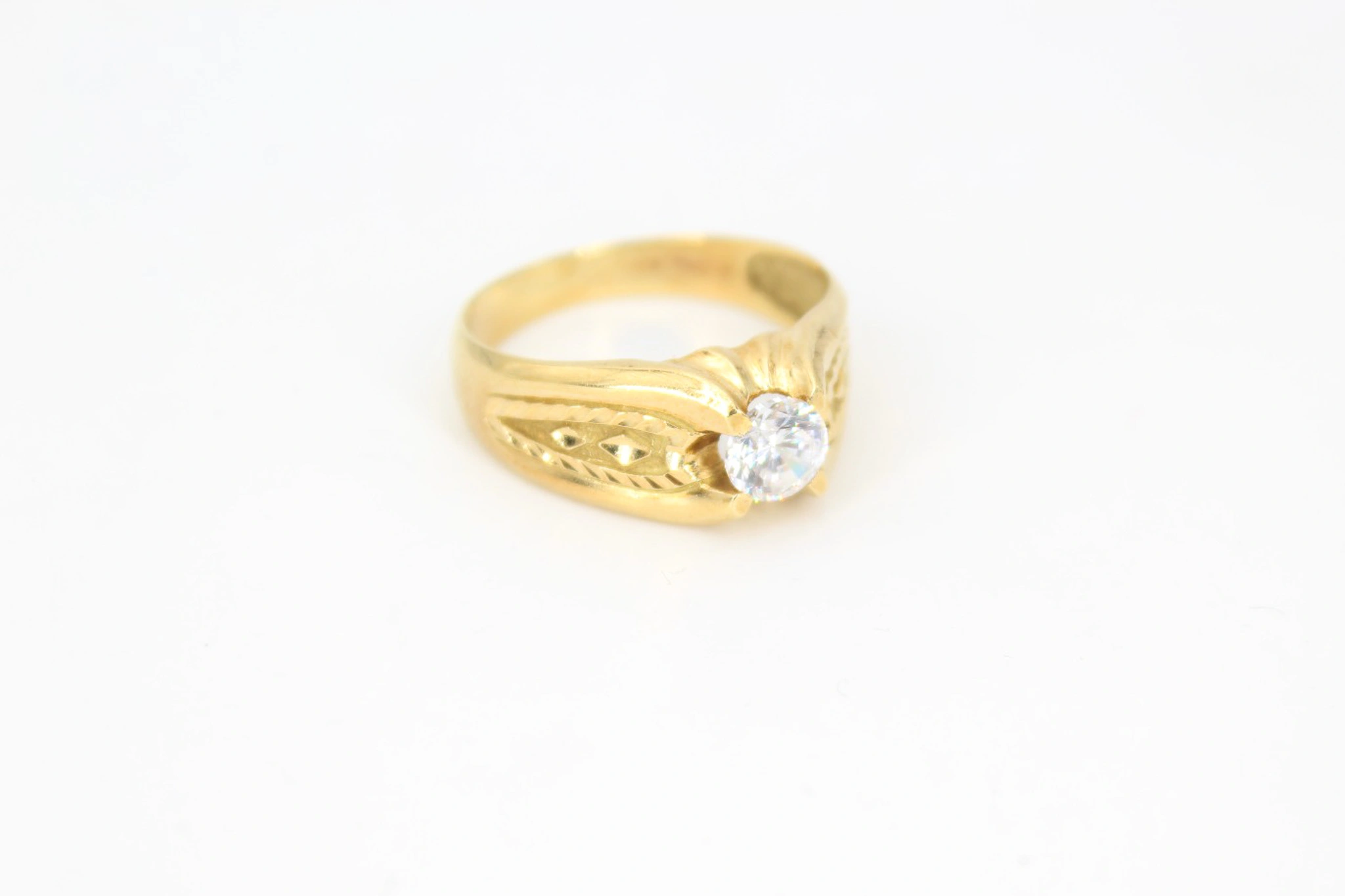 Solitario de oro 18K con circonita oval y detalles grabados