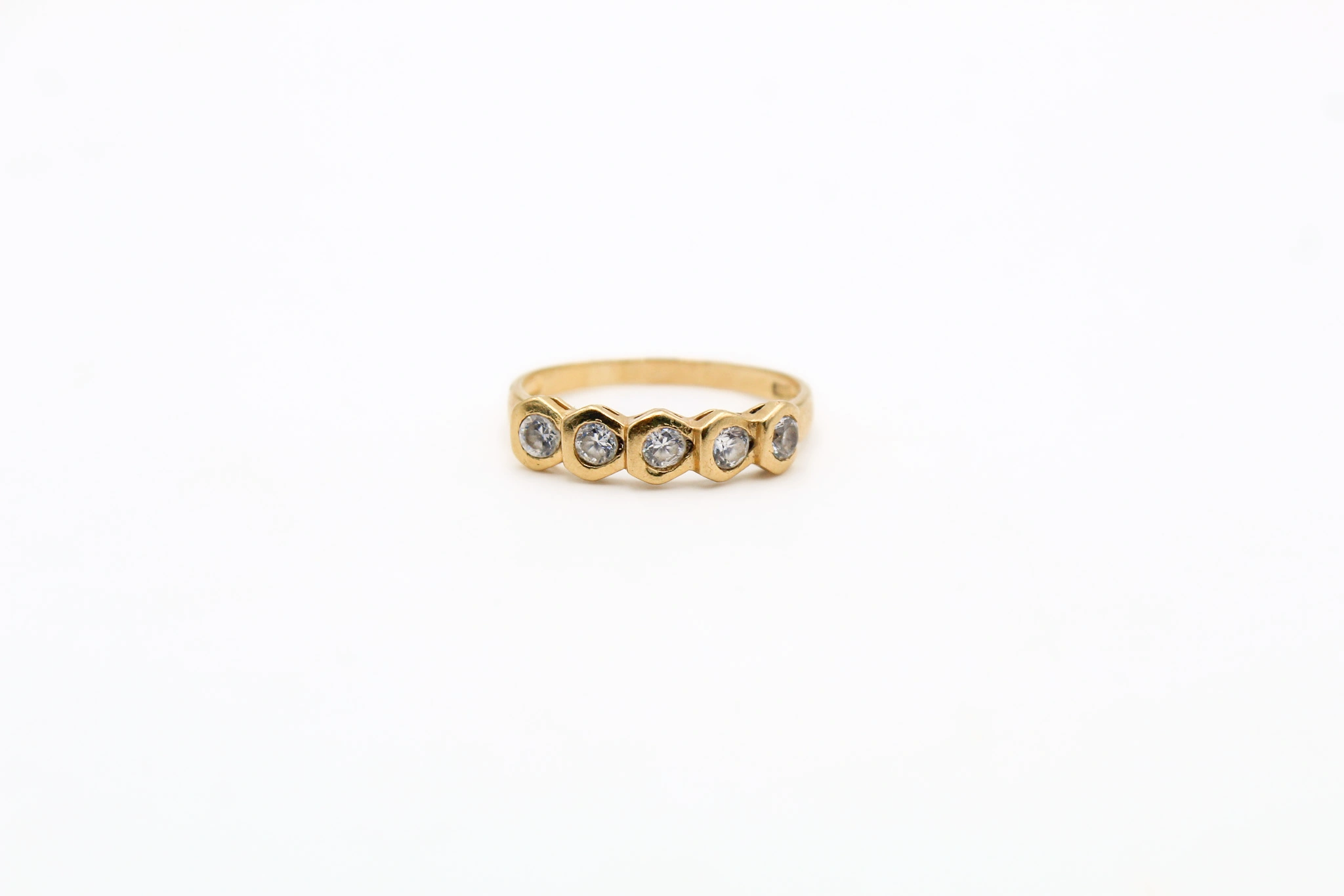 Anillo de oro 18K con circonitas