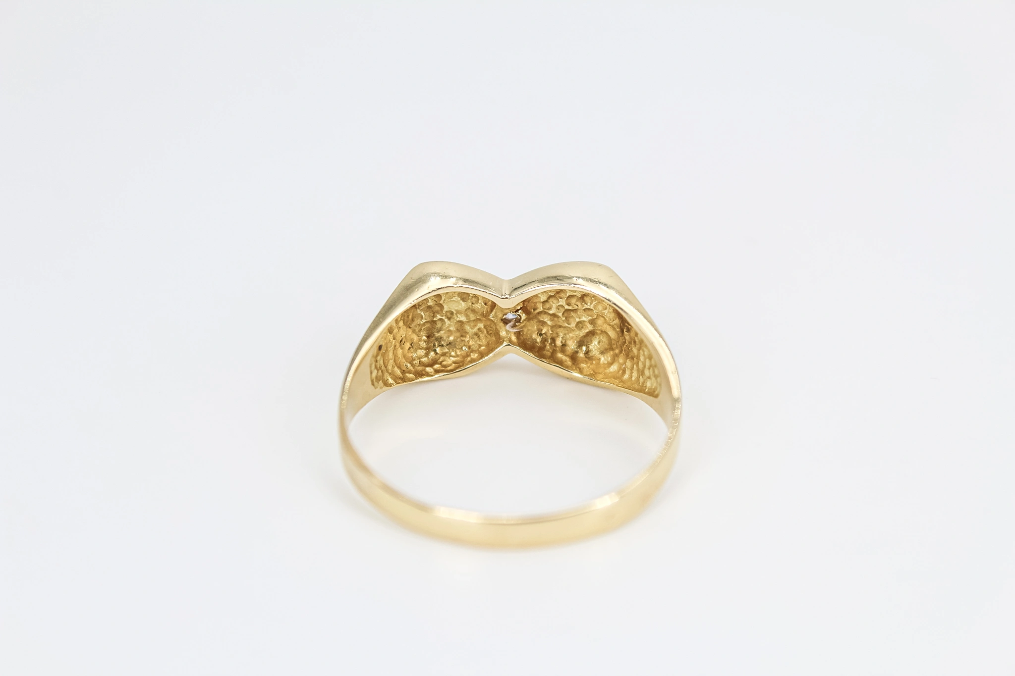 Anillo de oro 18K con lazo estilizado — vista alternativa
