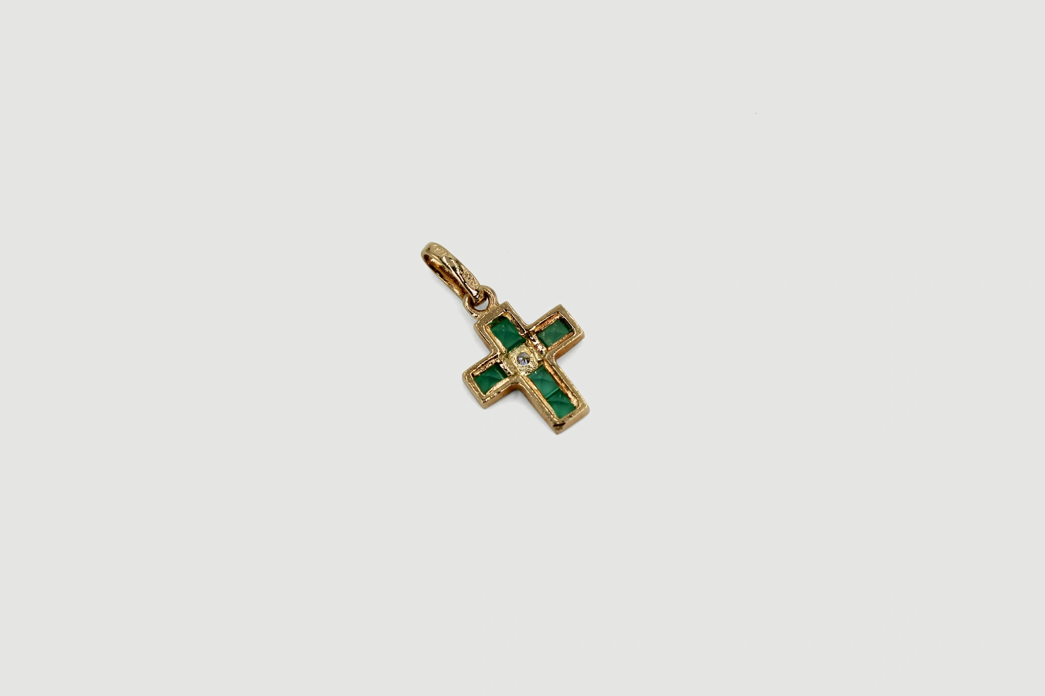 Cruz de oro de 18k con piedras de color verde y circonita central — vista alternativa