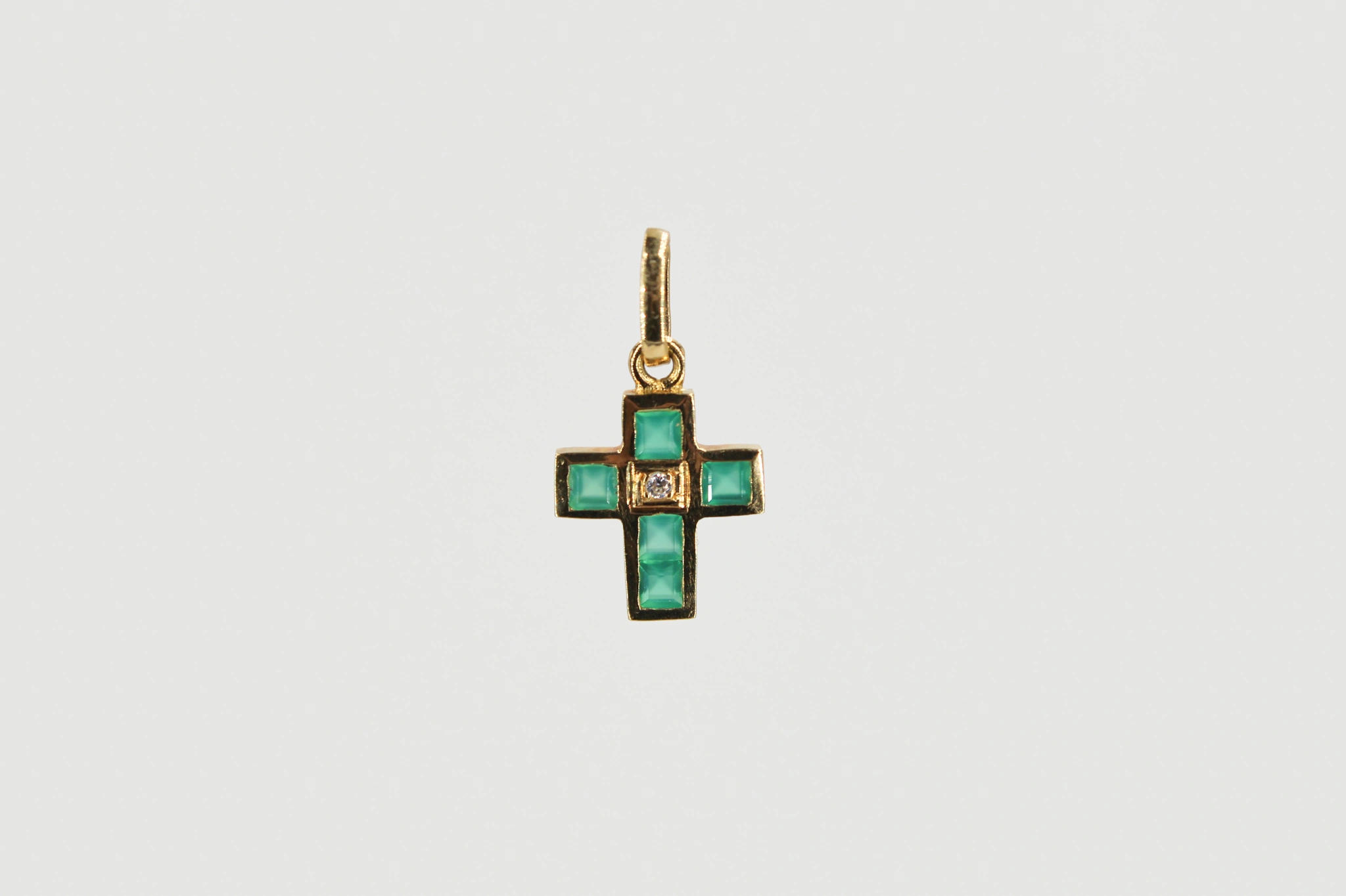 Cruz de oro de 18k con piedras de color verde y circonita central — foto 3