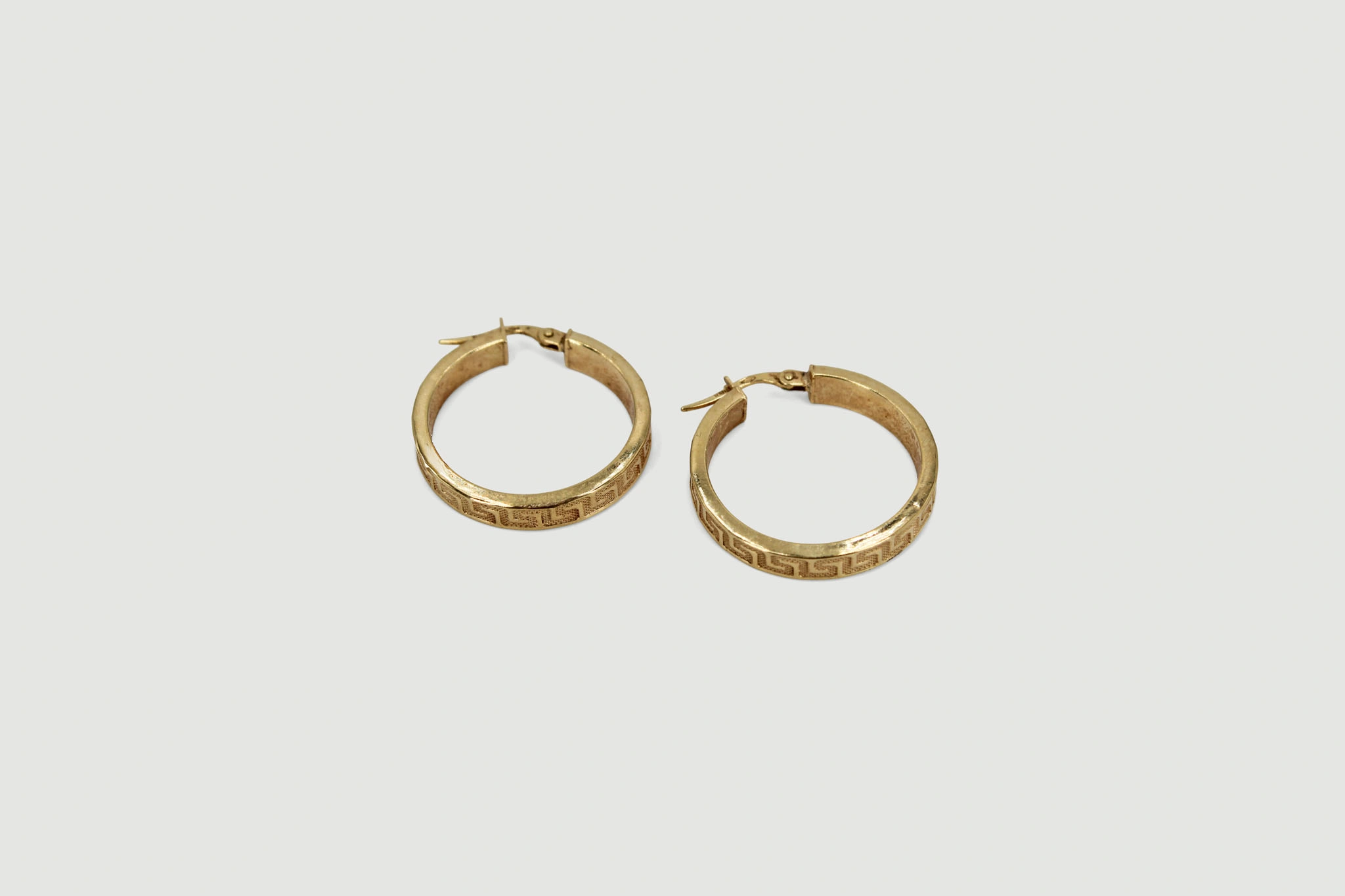 Aros de oro de 18k con diseño grabado geométrico