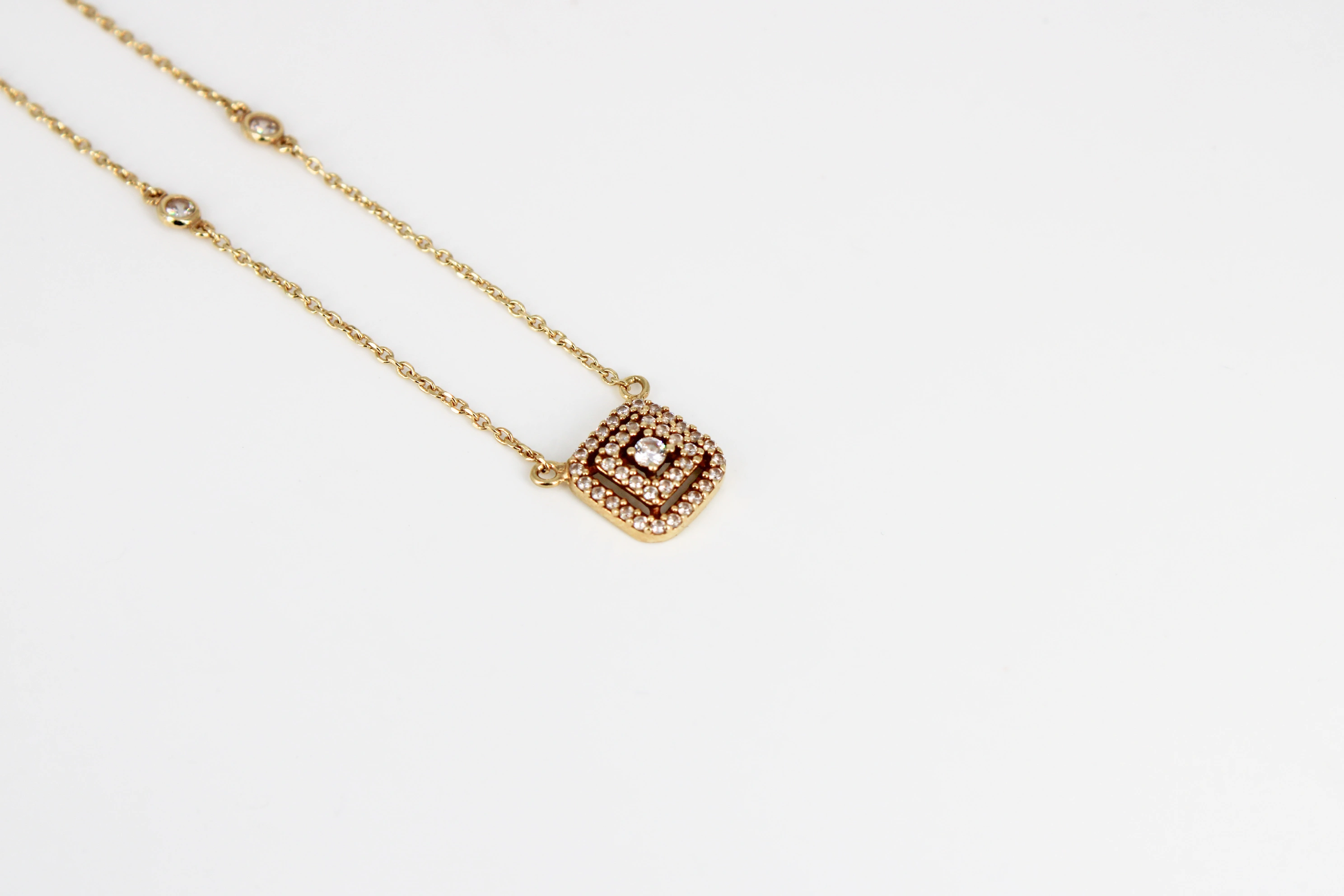 Collar de oro de 18k con colgante cuadrado de piedras de color — vista alternativa