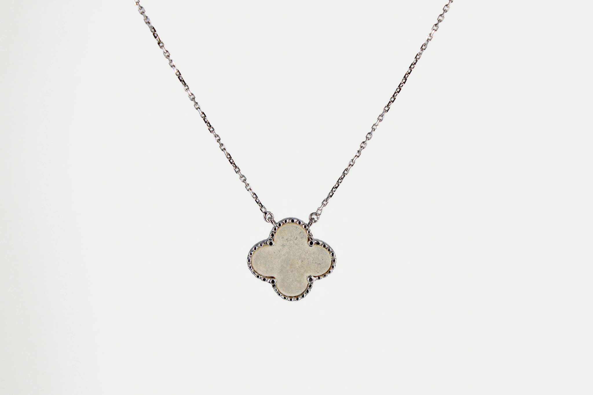 Collar de oro blanco de 18k con colgante trébol de piedra de color