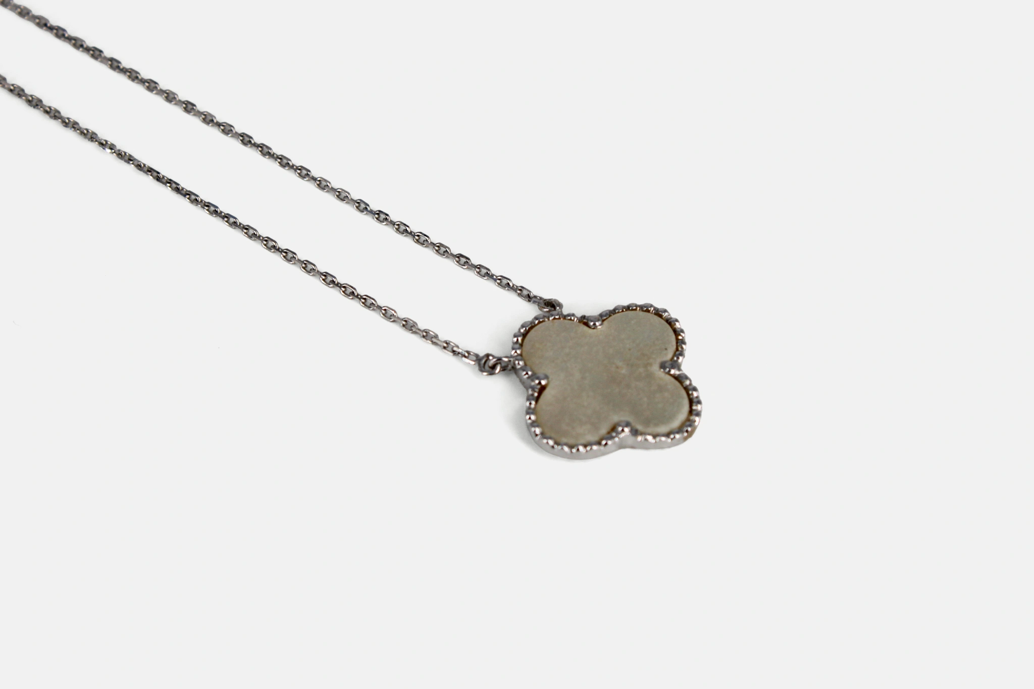 Collar de oro blanco de 18k con colgante trébol de piedra de color — vista alternativa