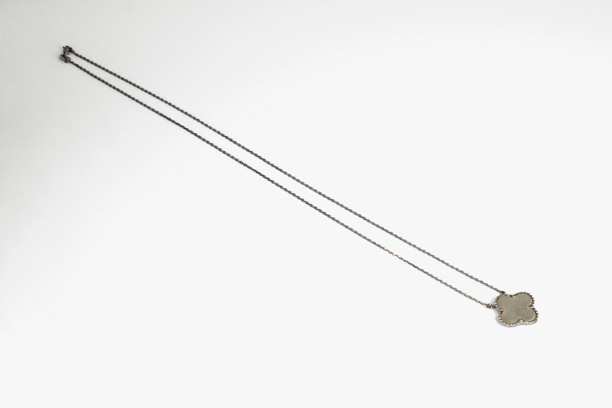 Collar de oro blanco de 18k con colgante trébol de piedra de color — foto 3