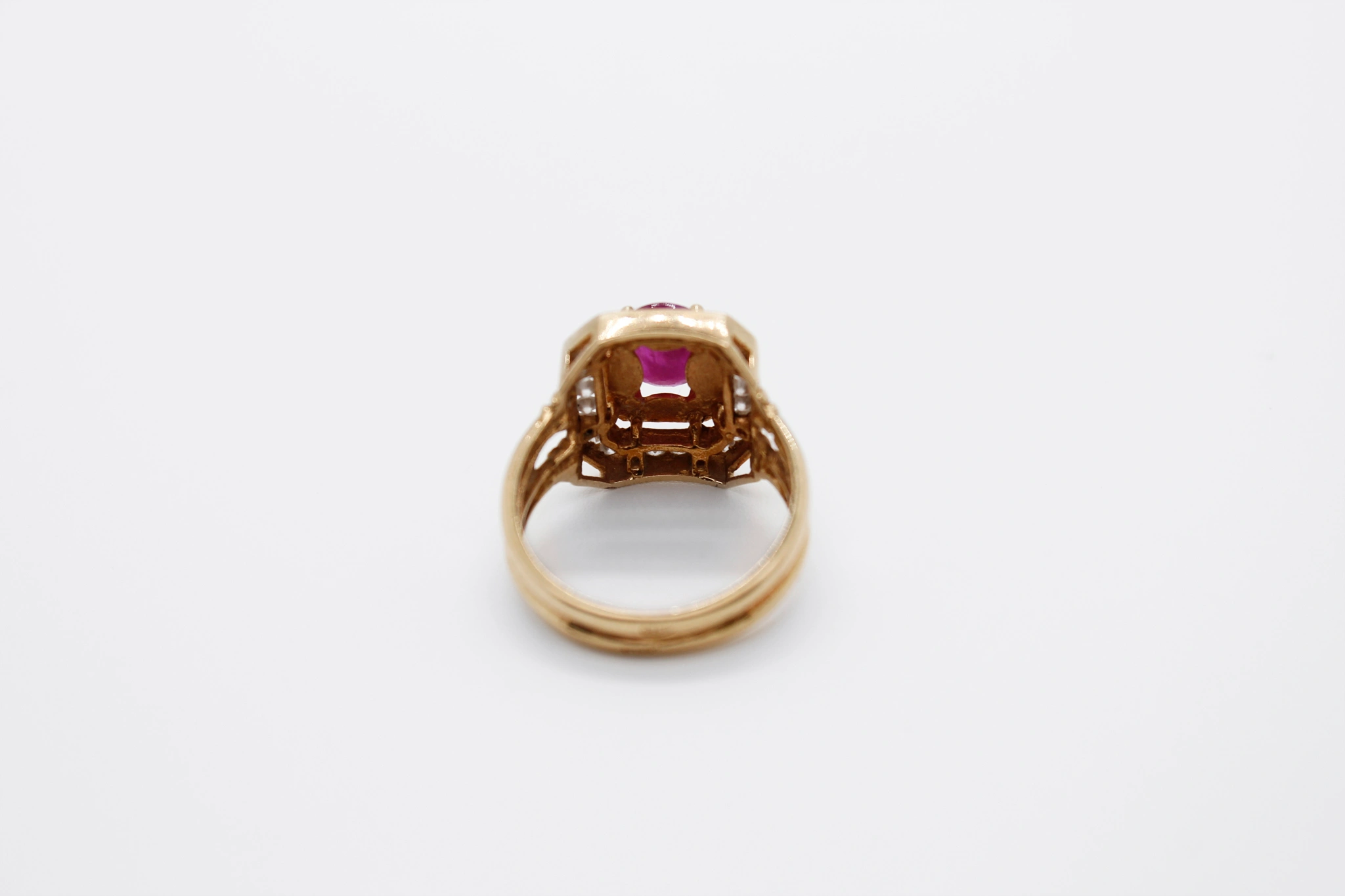 Anillo de oro 18K con piedra central — vista alternativa