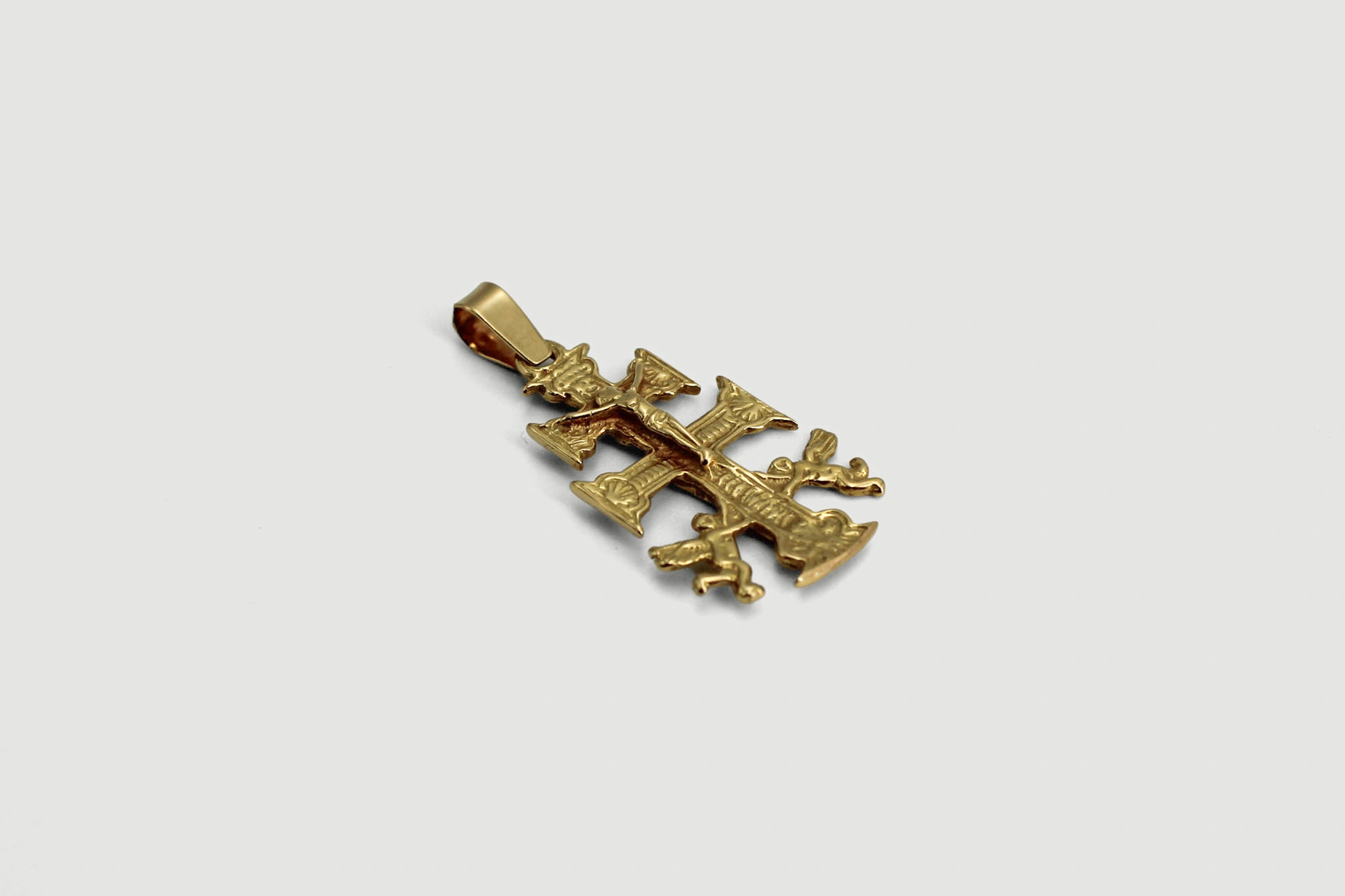Cruz de oro de 18k con Cristo y ángeles